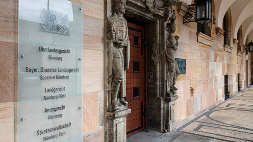 Eingang des Gerichtsgebäudes Nürnberg-Fürth