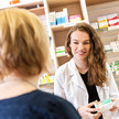 Eine PTA berät eine Kundin in der Apotheke.
