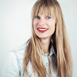 Managerin Heike Fischer lächelt.