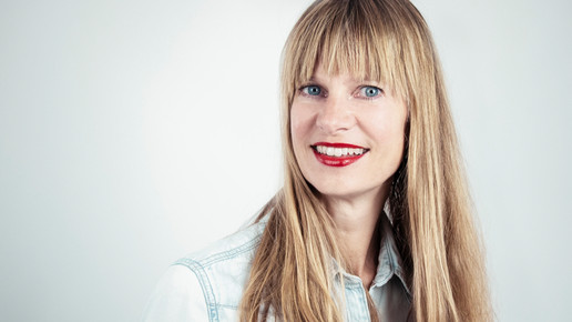 Managerin Heike Fischer lächelt.