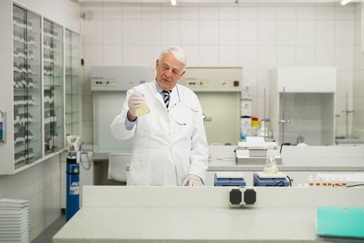 Thomas Steffems im Labor seiner Apotheke