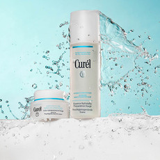 Zwei Hautpflegeprodukte der Marke Curél vor türkisfarbenem Hintergrund, umgeben von spritzendem Wasser. Eine Feuchtigkeitscreme und eine feuchtigkeitsspendende Essenz für intensive Pflege und Schutz der Hautbarriere. 