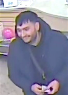 Foto: Männliche, schwarzhaarige Person, Aufnahme einer Apothekenkamera