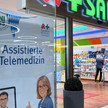 Die Telemedizin Kabine im Schaufenster in der SaniPlus Apotheke Riem