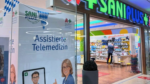 Die Telemedizin Kabine im Schaufenster in der SaniPlus Apotheke Riem
