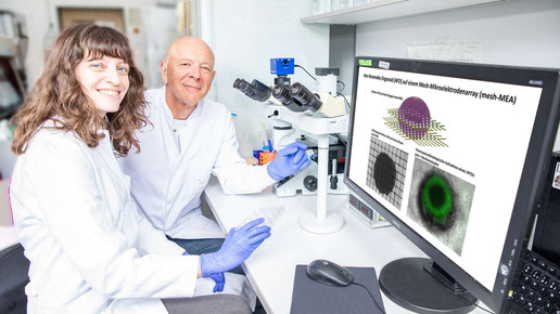Dr. Lika Drakhlis und Prof. Dr. Robert Zweigerdt am Mikroskop