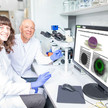 Dr. Lika Drakhlis und Prof. Dr. Robert Zweigerdt am Mikroskop