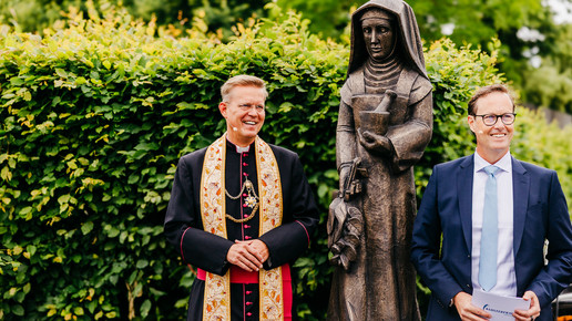 Klosterfrau ehrt Gründerin mit Statue