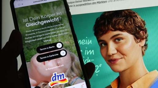 dm-Kooperation mit Aware auf einem Computer-Bildschirm und der App auf dem Handy dargestellt