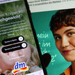 Blutanalysen: dm-Partner ist pleite dm-Kooperation mit Aware auf einem Computer-Bildschirm und der App auf dem Handy dargestellt