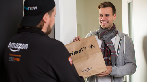 Amazon-Fahrer übergibt Prime-Paket