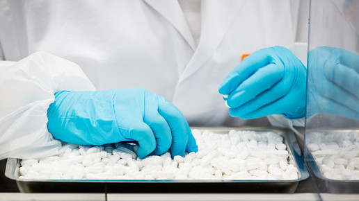 Tabletten werden in einer Arzneimittelfabrik hergestellt
