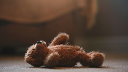 Symbolbild, Teddy liegt auf dem Boden