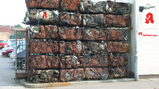 Botenfahrzeug in der Schrottpresse