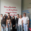 Auf dem Foto: Sechs Praktikanten stehen mit Inhaber Alaa Khattam, Apothekerin Annette Haubitz und PKA Tanja Schickle vor der Bahnhof-Apotheken in Bad Krozingen. 