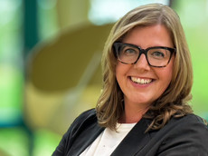 Managerin Nina Werner lächelt.
