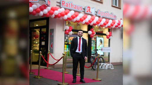 Foto: Inhaber Enes Gök vor der Rathaus-Apotheke in Merzig