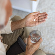 Bicanorm: Engpass bis Februar 2027 Foto: Eine ältere Person mit einem Glas Wasser und einer Tablette