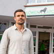Marc Brauer vor seiner Löwen-Apotheke