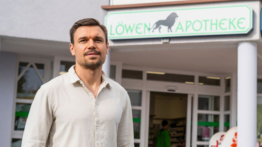 Marc Brauer vor seiner Löwen-Apotheke