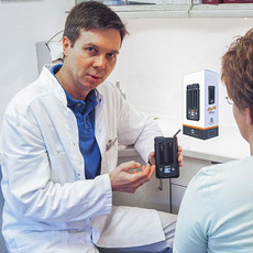 Apotheker Dr. Jürgen Leikert bei der Beratung.