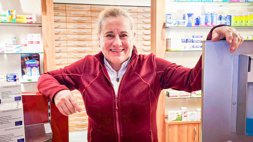 Doris Maria Krünägel-Schropp in der Apotheke