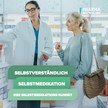 Apothekerin berät Kundin in einer Apotheke. Drei grüne Banner zeigen den Text: „SELBSTVERSTÄNDLICH SELBSTMEDIKATION – DER SELBSTMEDIKATIONS-SUMMIT“. Oben rechts befindet sich das Logo des Pharmaverbandes PHARMA DEUTSCHLAND.