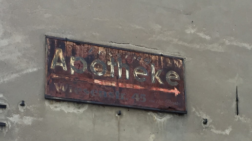 Verwittertes Schild „Apotheke“
