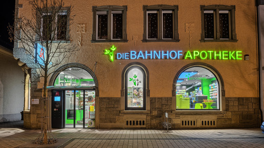 Die Bahnhof-Apotheke Bad Rappenau von außen bei Nacht. Mehr dazu im Artikel.