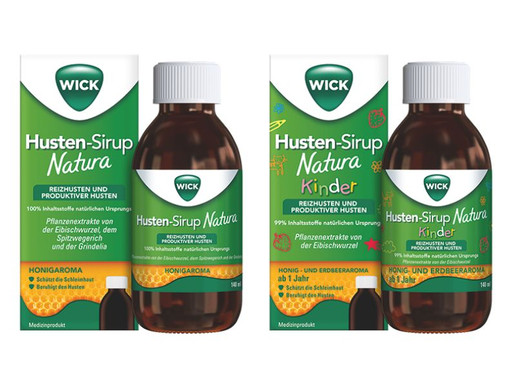 Zwei Packshots von WICK Husten-Sirup Natura – links die Variante für Reizhusten und produktiven Husten mit Honigaroma (150 ml), rechts die Kinder-Version mit Honig- und Erdbeeraroma (150 ml).