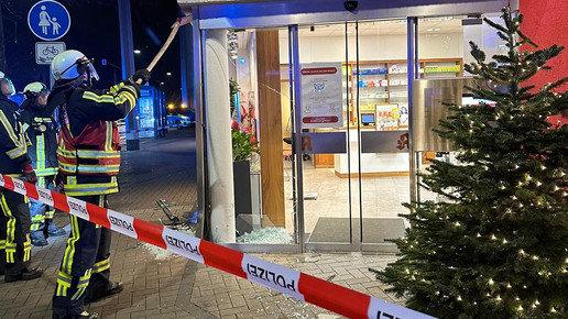 Mit dem Golf ins Schaufenster, Fahrer schwer verletzt