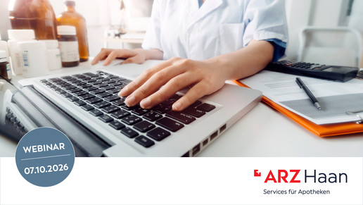 Nahaufnahme einer Person im Kittel am Laptop in einer Apothekenumgebung. Die Grafik bewirbt ein ARZ Haan Webinar zu Kassenführung, E-Rechnung und KI-gestützter Datenanalyse für Apotheken.