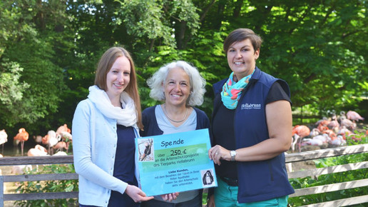 Apoaktionen Ritter-Apotheke Muenchen Spendenuebergabe Hellabrunn Tierpark Hellabrunn