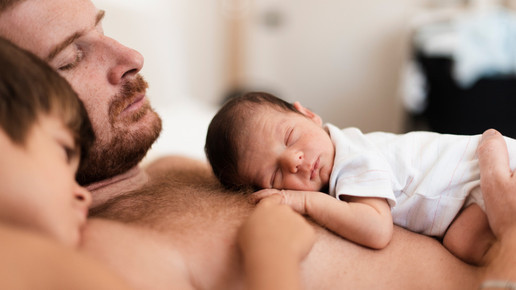 Vater mit Baby und Sohn