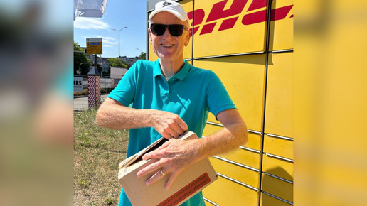 Dr. Peter Vorstheim mit seiner Paracetamol-Zäpfchen-Testbestellung vor einer Packstation