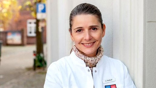Apothekerin Vera Potthoff vor ihrer Apotheke.