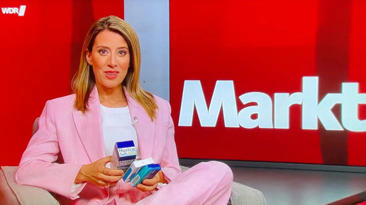 Screenshot aus der Sendung WDR Markt, die Moderatorin hält Medikamente in der Hand