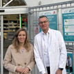 Foto: Dr. Ottilie Klein und Joachim Stolle vor der Pfauen Apotheke