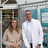 Foto: Dr. Ottilie Klein und Joachim Stolle vor der Pfauen Apotheke