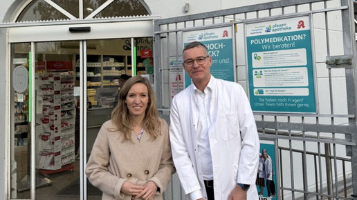 Foto: Dr. Ottilie Klein und Joachim Stolle vor der Pfauen Apotheke