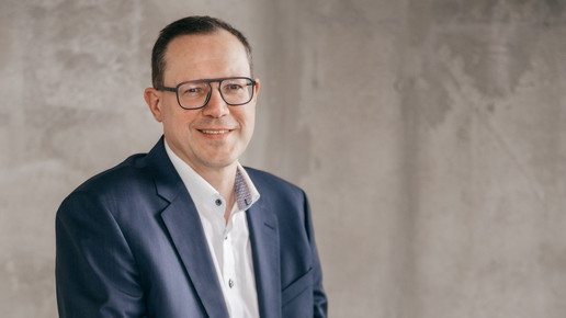 Apothekeninhaber und FSA-Vorsitzender Andreas Buck lächelt. Mehr dazu im Artikel.