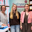 Inhaberin Anna Lihs, Nelly, Jugendinitiative Our Generation Z, und Thüringens Gesundheitsministerin Katharina Schenk (SPD) in der Altstadt-Apotheke
