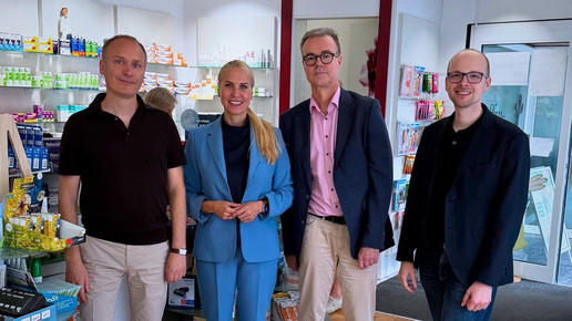Ulrich Maaßen, Dr. Katja Strauss-Köster, Dr. Olaf Elsner und Dr. Hannes Müller in der in der Elfen-Apotheke in Wetter. 