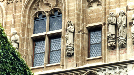 Rathausturmfigur1 klosterfrau gesundheitsservice