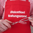 Fünf Gewinner freuen sich über exklusive „Diskretion: Bratungszone!“-Grillschürzen