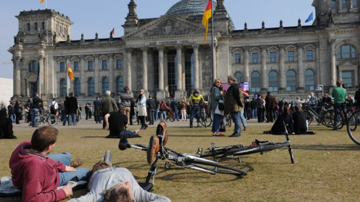 0003-menschen vor reichstag eh aaneu