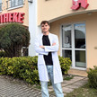 Foto: Inhaber Marcel William Arndt vor der Apotheke im Ärztezentrum Offenbach am Main