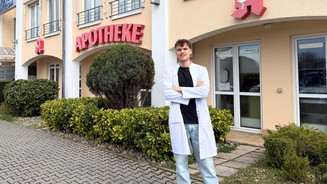 Foto: Inhaber Marcel William Arndt vor der Apotheke im Ärztezentrum Offenbach am Main