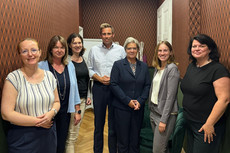 Gruppenfoto: (vl.) Stefanie Scheibe-Mimus (Humboldt-Apotheke Görlitz), Susanne Donner (SAV/ Heide-Apotheke Dippoldiswalde), Birgit Schleicher (SLAK / Alte Apotheke Löbau), Florian Oest (MdB), Simone Borchardt (MdB), Anne Schöneich (Rosen-Apotheke Görlitz) sowie Maret Hoffmann (SLAK/ Apo. im Ärztehaus Mickten))