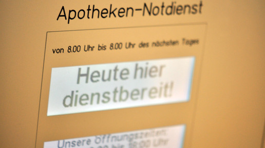 Notdienstschild an Apotheke